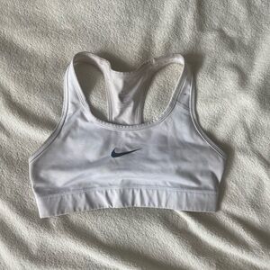 White Nike sports bra 🤍